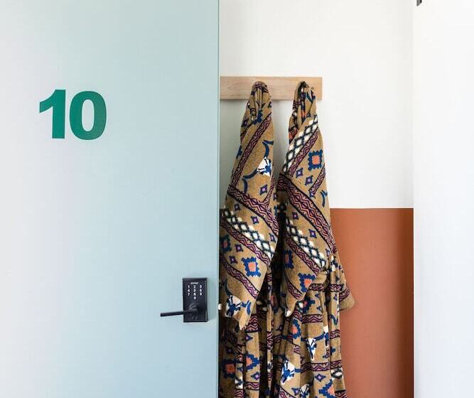 جناح عائلي, Mellow Moon Lodge