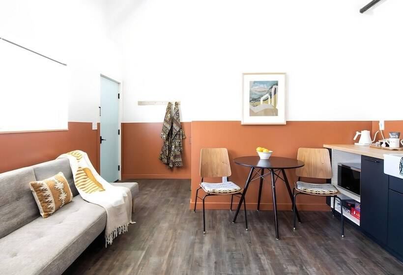 جناح عائلي, Mellow Moon Lodge