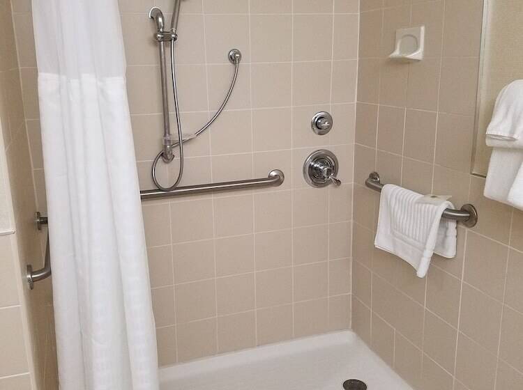 适合残疾人士使用的套间, Comfort Inn Syossetlong Island