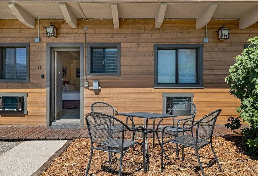 جناح عائلي, Elk Refuge Inn