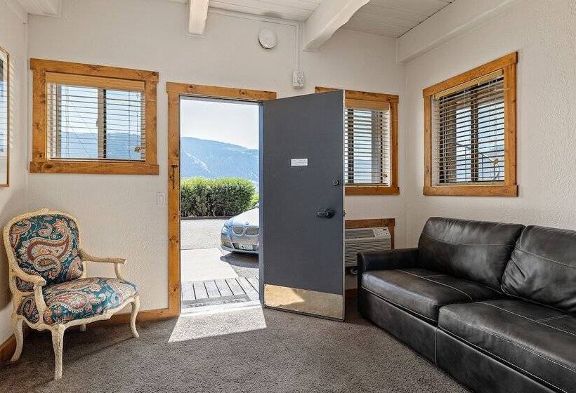 جناح عائلي, Elk Refuge Inn