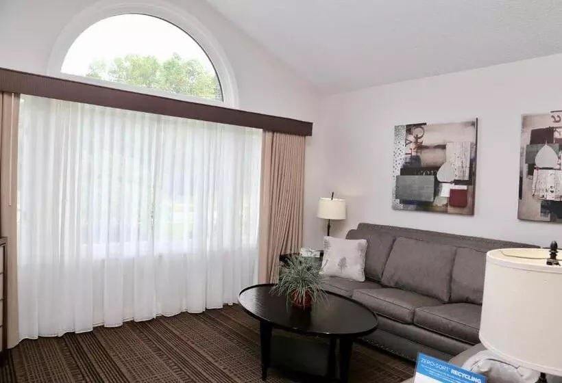 デラックススイート, Fairbanks Inn