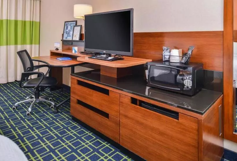 キングサイズベッドのスタンダードルーム, Fairfield Inn Corning Riverside