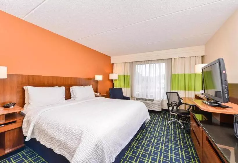 キングサイズベッドのスタンダードルーム, Fairfield Inn Corning Riverside