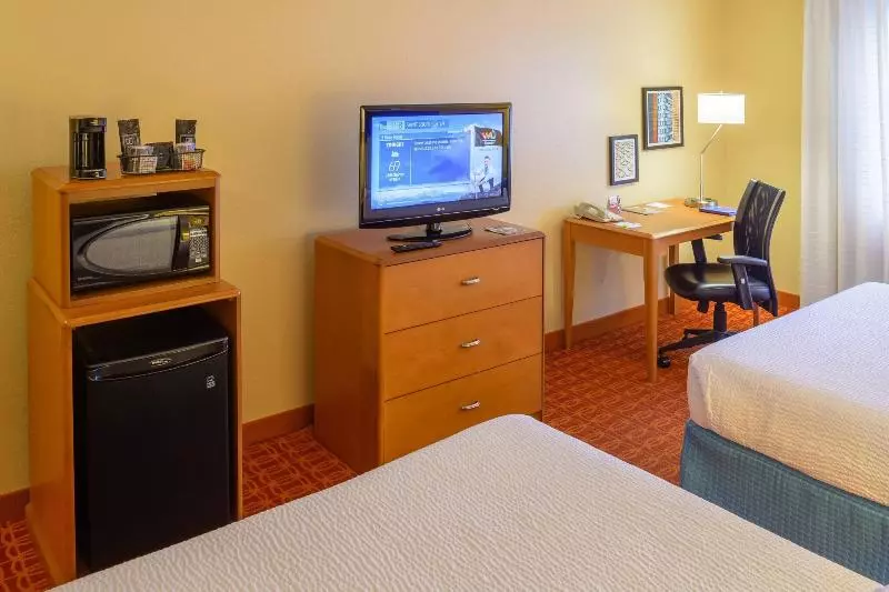 キングサイズベッドのスタンダードルーム, Fairfield Inn Saint Louis Collinsville