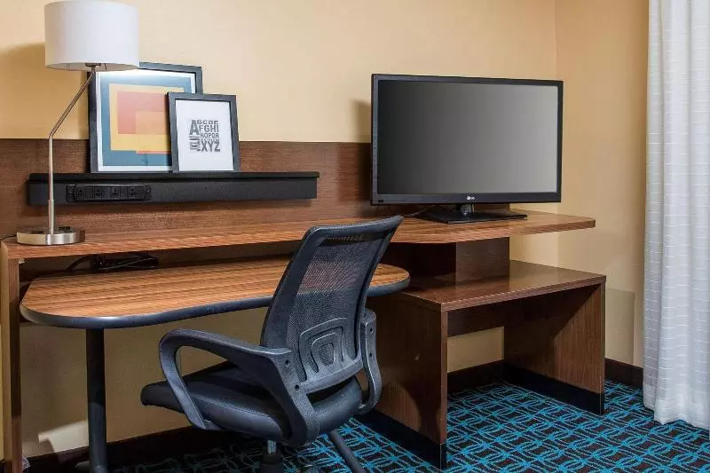 キングサイズベッドのスタンダードルーム, Fairfield Inn & Suites Ashland