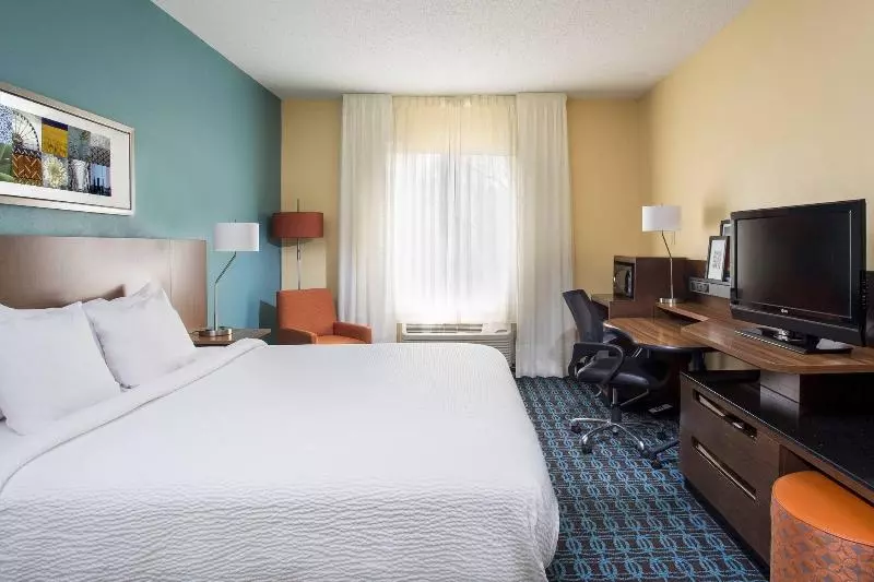 キングサイズベッドのスタンダードルーム, Fairfield Inn & Suites Ashland