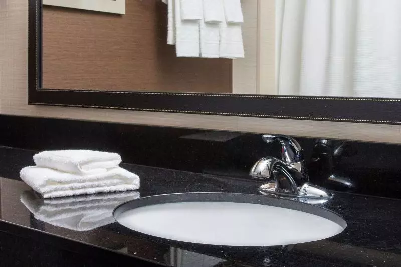 キングサイズベッドのスタンダードルーム, Fairfield Inn & Suites Ashland