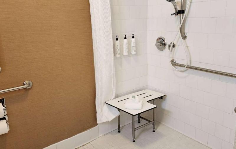 Номер Стандарт Кровать Кинг Адаптированный для Инвалидов, Americinn By Wyndham St Cloud Mn Shopping Area
