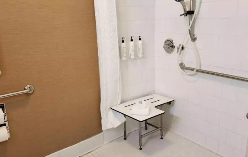 身障者適用キングサイズベッドルーム, Americinn By Wyndham St Cloud Mn Shopping Area