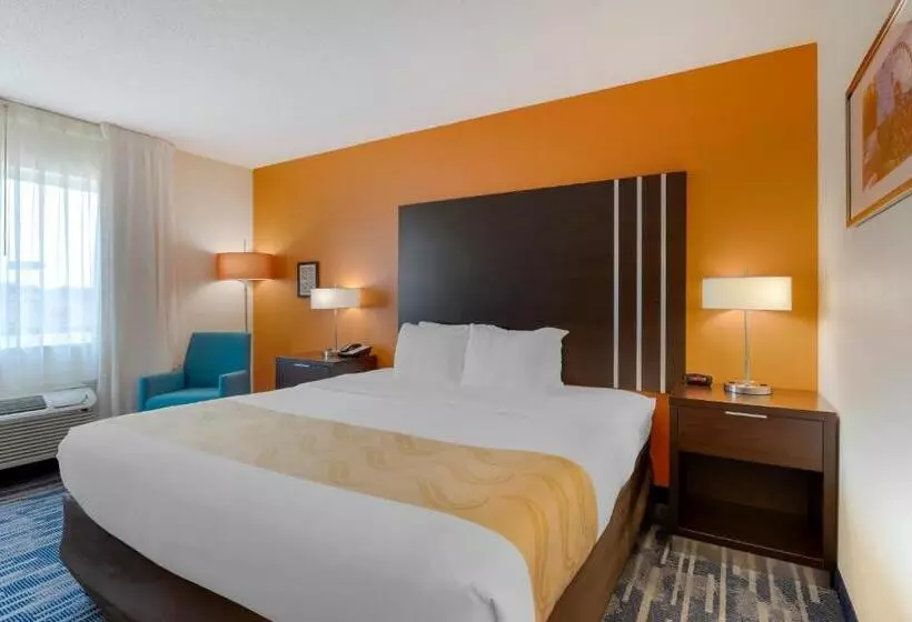 キングサイズベッドのスタンダードルーム, Quality Inn & Suites Keokuk North
