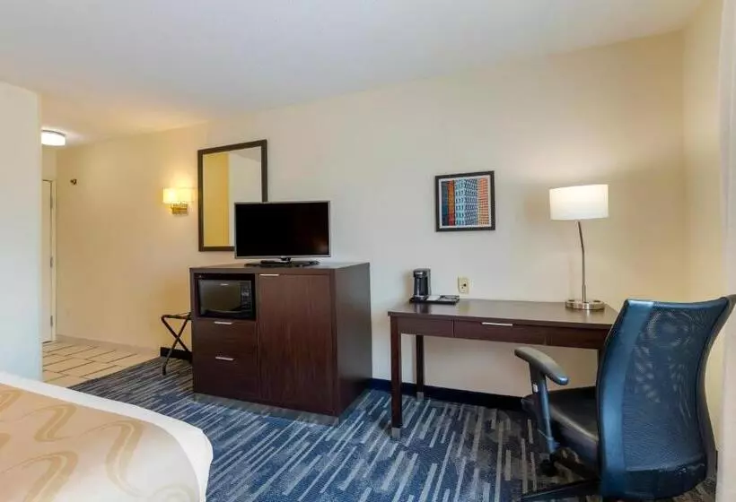 身障者適用キングサイズベッドルーム, Quality Inn & Suites Keokuk North