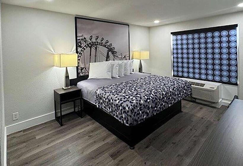 غرفة قياسية سرير كينج لذوى الإحتياجات الخاصة, Super 8 By Wyndham Orlando Near Florida Mall