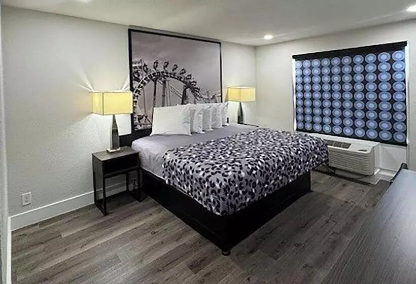 身障者適用キングサイズベッドルーム, Super 8 By Wyndham Orlando Near Florida Mall