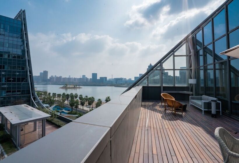 带露台的豪华间, Canopy By Hilton Hangzhou Jinsha Lake