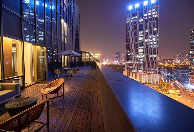 带露台的豪华间, Canopy By Hilton Hangzhou Jinsha Lake