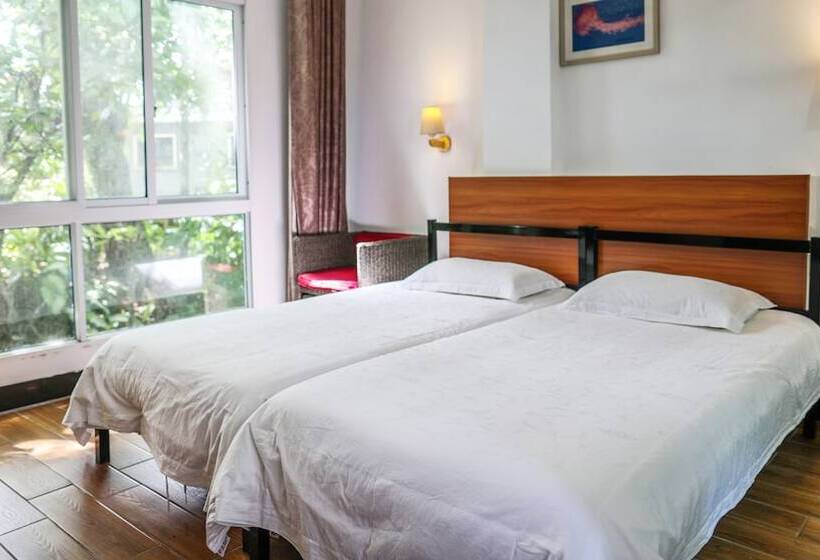 اتاق استاندارد با چشمانداز کوهستان, Lighthouse