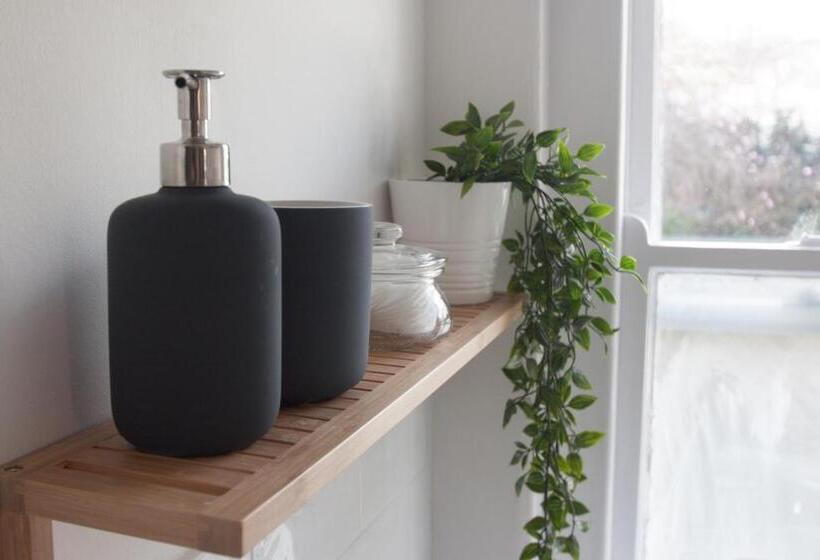 اتاق استاندارد, St Elmo House