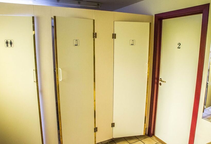 اتاق استاندارد چهارنفره با سرویس بهداشتی مشترک, Korpudalur Hi Hostel