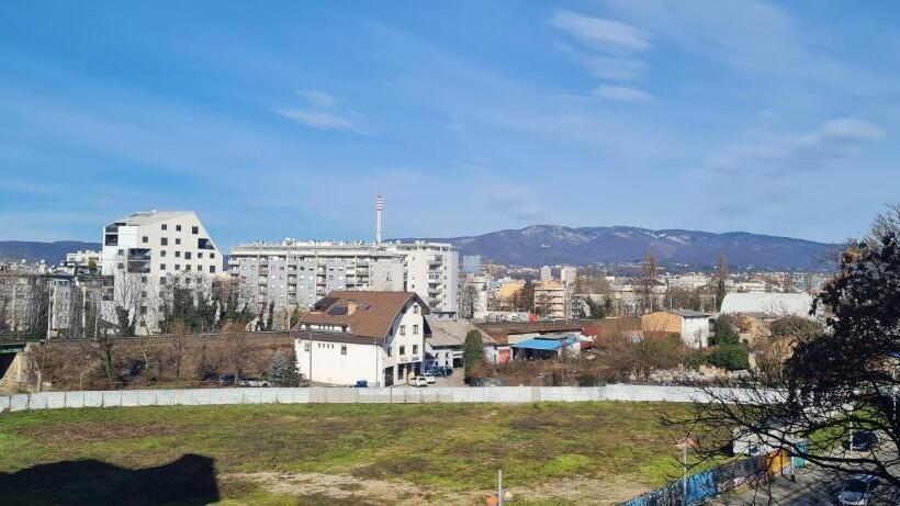 غرفة قياسية, Rooms Lara