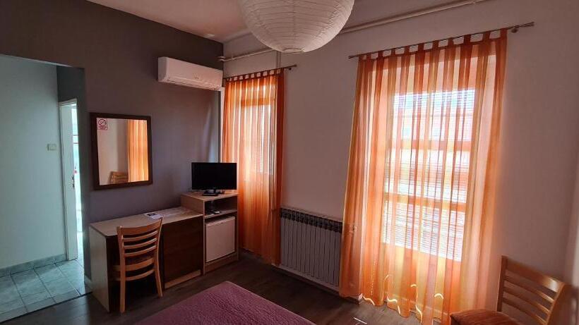 غرفة قياسية, Rooms Lara