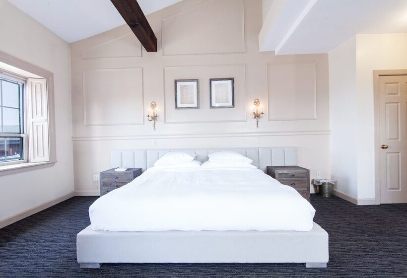 Президентский Люкс, Garrison Inn Boutique