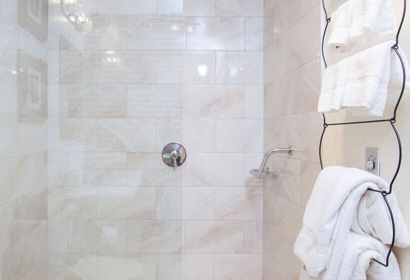 غرفة دور أخير, Garrison Inn Boutique