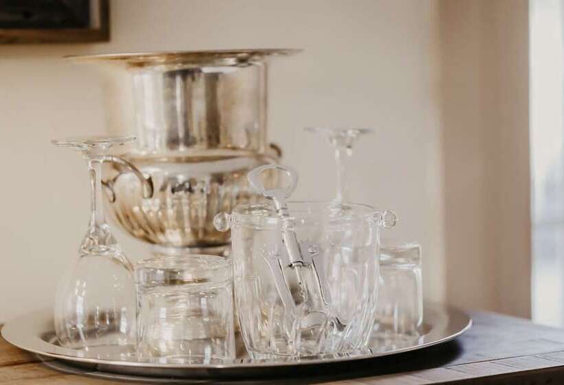 غرفة دور أخير, Garrison Inn Boutique