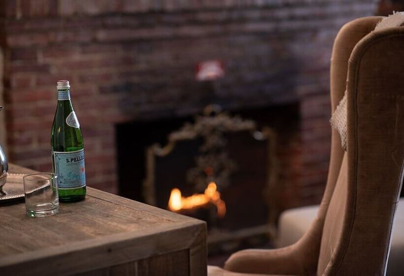 غرفة دور أخير, Garrison Inn Boutique