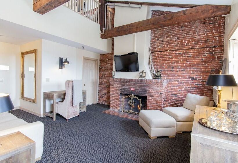 غرفة دور أخير, Garrison Inn Boutique