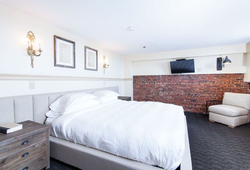 غرفة دور أخير, Garrison Inn Boutique