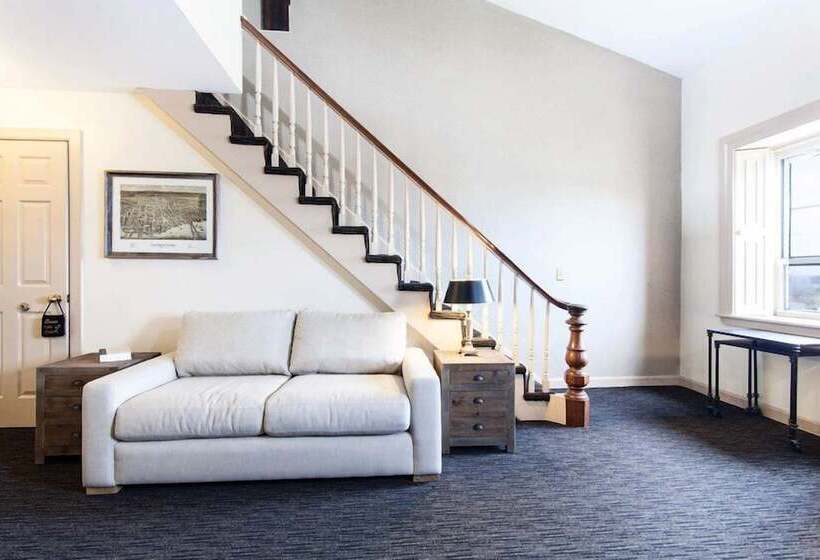 غرفة دور أخير, Garrison Inn Boutique