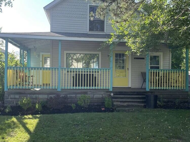 오두막, The Grand Beach Inn