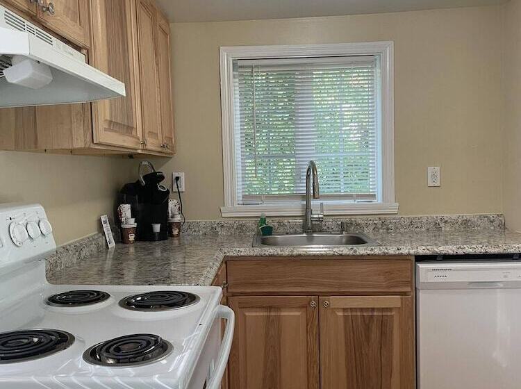 오두막, The Grand Beach Inn