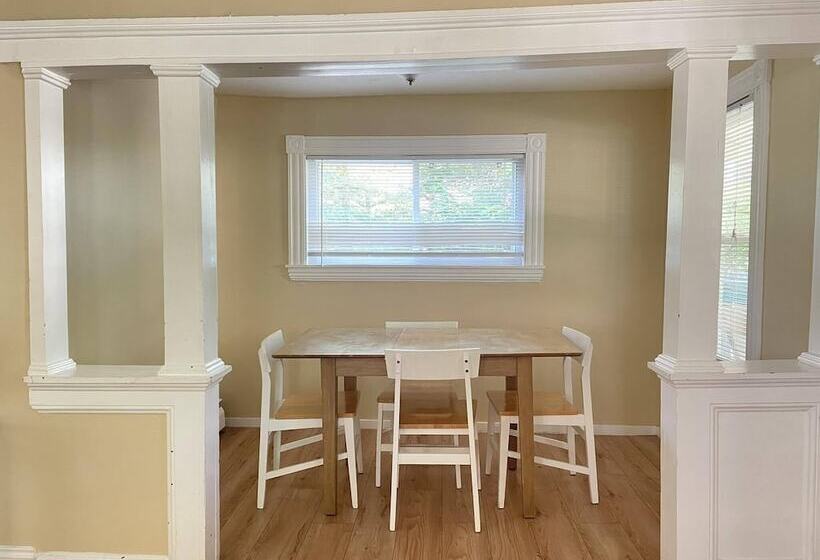 오두막, The Grand Beach Inn