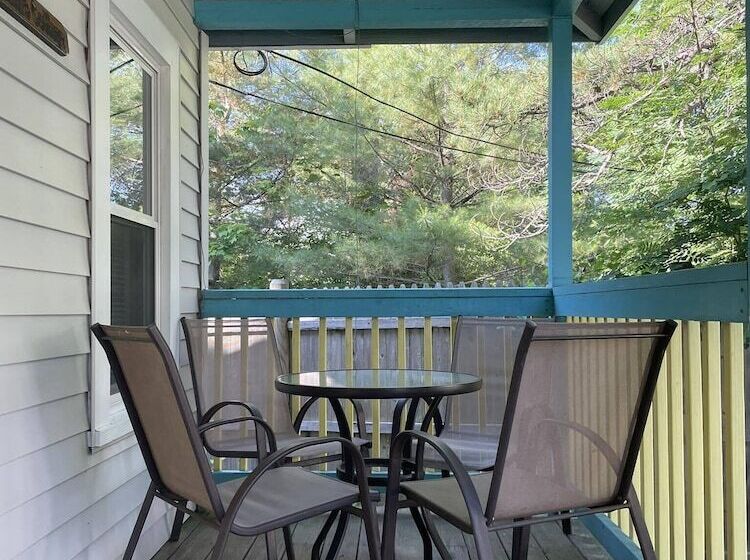 오두막, The Grand Beach Inn