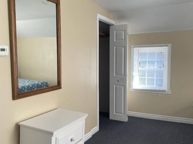 오두막, The Grand Beach Inn