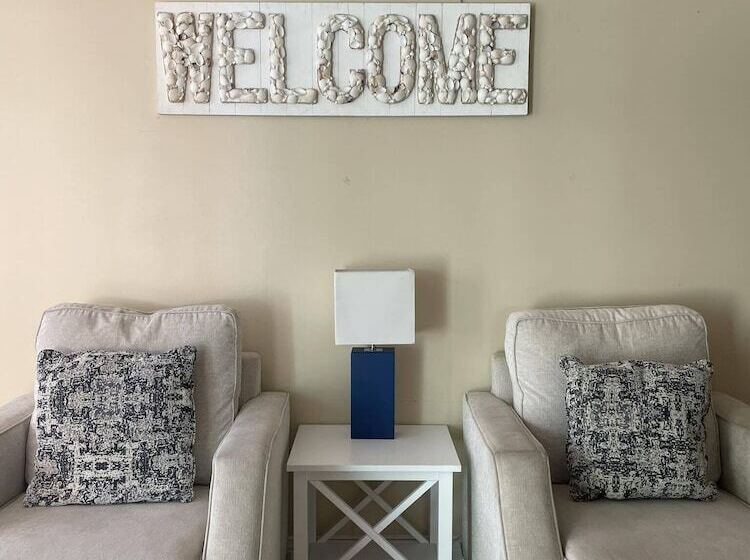 오두막, The Grand Beach Inn