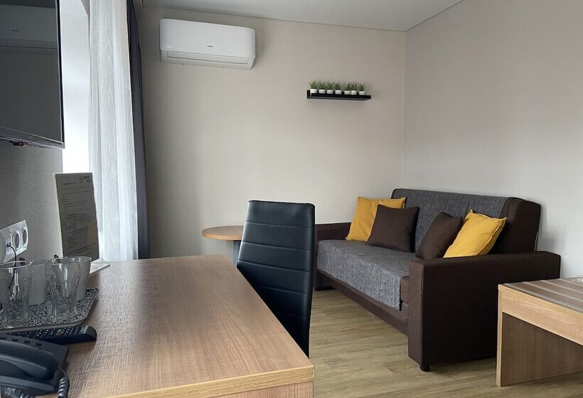 Номер Deluxe, Furor