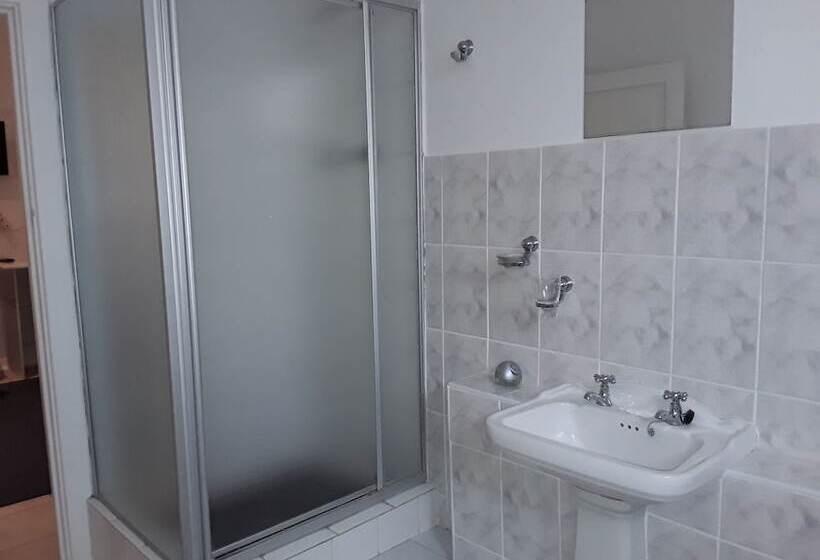 اتاق خانوادگی, Kwazi Guest House