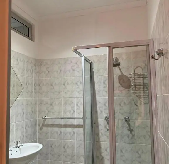 اتاق خانوادگی, Kwazi Guest House