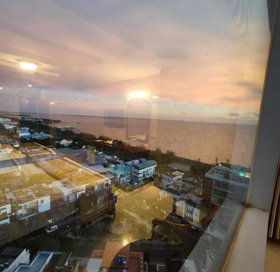 اتاق خانوادگی با چشمانداز دریا, Sea Light