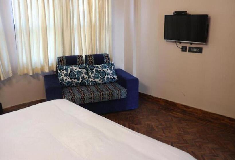 اتاق لوکس با تخت بزرگ, Rinchen