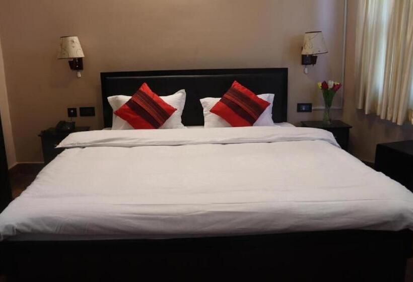 اتاق لوکس با تخت بزرگ, Rinchen