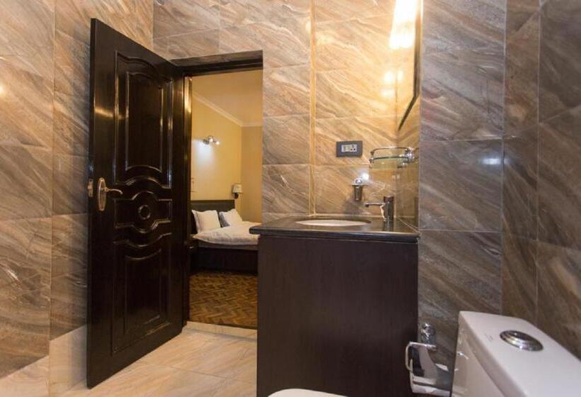 اتاق لوکس با تخت دو نفره بزرگ, Rinchen