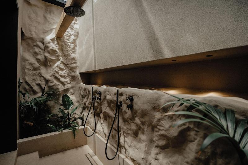 سوییت با چشم‌انداز دریا, Acro Suites  A Wellbeing Resort