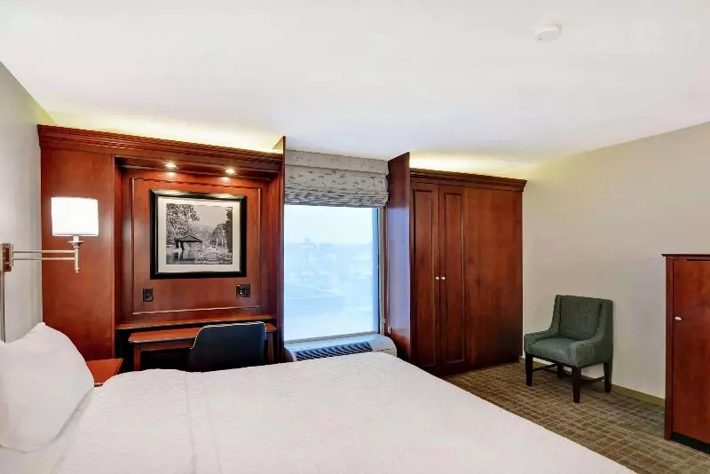 اتاق لوکس با تخت بزرگ, Hampton Inn Beckley