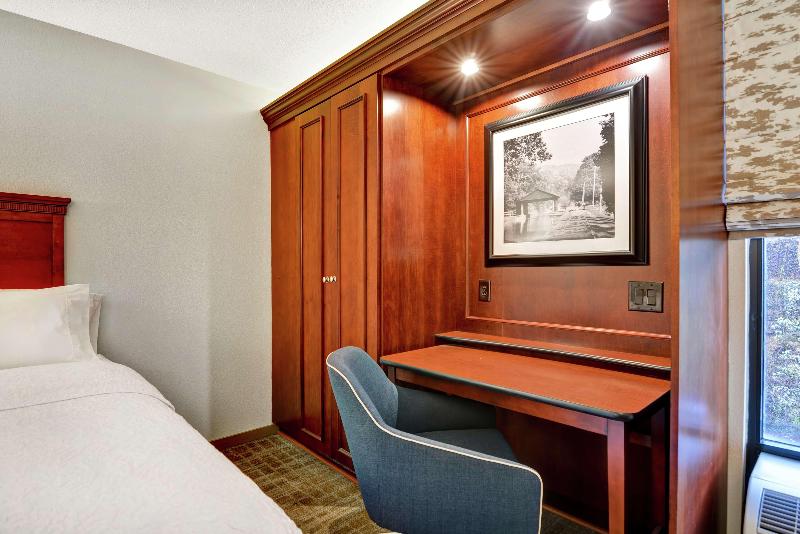 キングサイズベッドのデラックスルーム, Hampton Inn Beckley