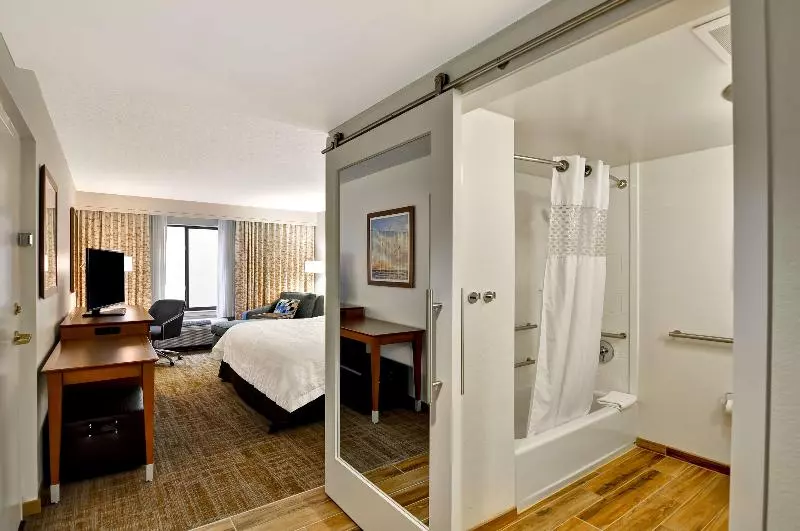 身障者適用キングサイズベッドルーム, Hampton Inn Boca Raton