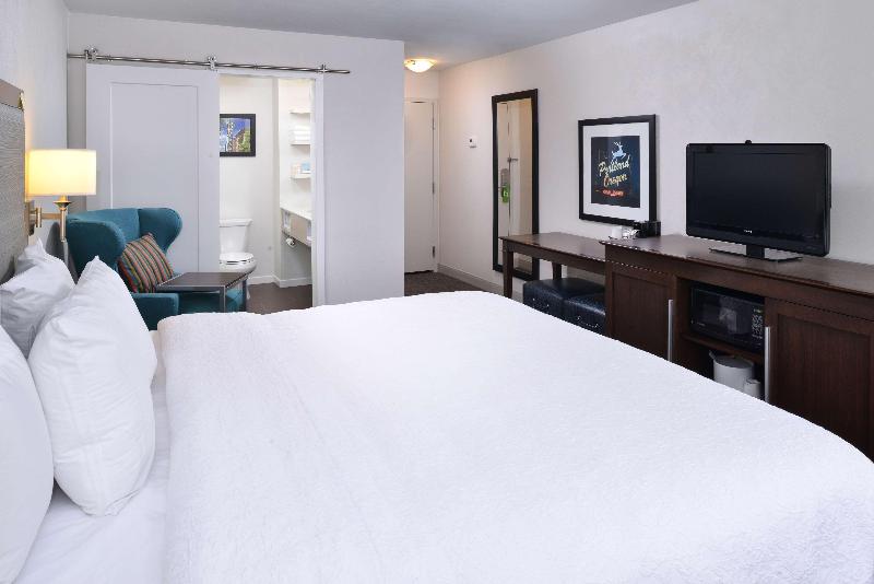 キングサイズベッドのスタンダードルーム, Hampton Inn Portland East